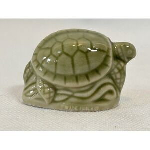 WADE Whimsy England Red Rose Tea Endangered Animal Figurine Sea Turtle